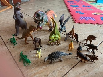 figurki dinozaurów i zwierząt