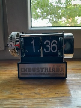 Zegarek biurkowy industriada 2011