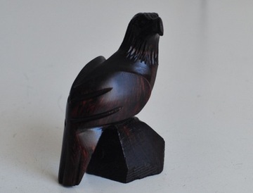 Stara drewniana figurka siedzącego orła