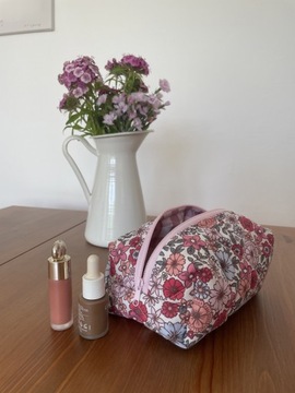 Kosmetyczka handmade w różowe kwiaty- podszewka różowa