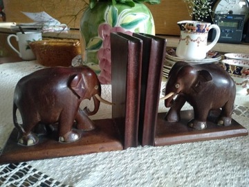 Słonie drewniane podpórki do książek.