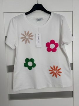 Damski biały T-shirt w kolorowe kwiaty 