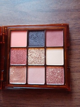 Huda Beauty Caramel Brown paleta cieni