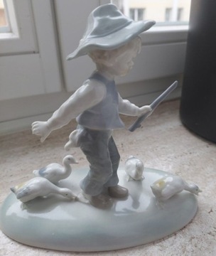 Chłopiec z gąskami,  porcelana  , figurka 