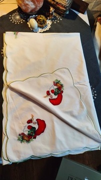 Świąteczny obrus ze skrzatami biały