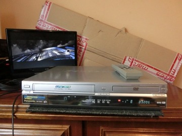 Magnetowid z DVD Panasonic z pilotem.