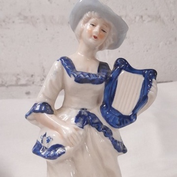 Porcelanowa figurka kobiety z harfą, bardzo duża