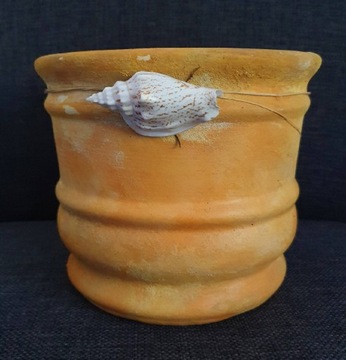 Osłonka doniczka ceramiczna postarzana z muszlą