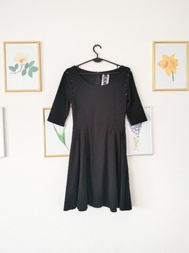 Mała czarna, rozkloszowana sukienka, bershka, M,38