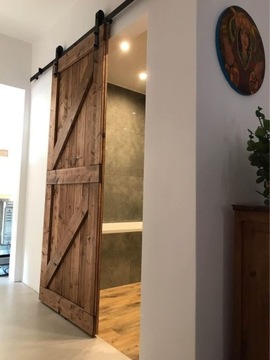 Drzwi przesuwne drewniane z montażem.