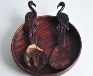 Stare drewniane łyżki do sałaty wraz z misą ptaki