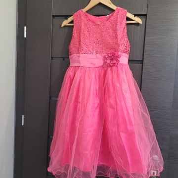 Piękna różowa sukienka 