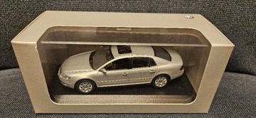 1:43 Volkswagen Phaeton silber Minichamps (Dealer Edition)