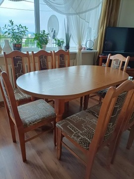 Stół z 8 krzesłami z mozliwoscią powiekszenia.