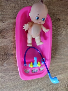 Zabawka lalka w wannie 