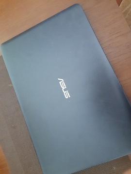 Sprzedam laptopa Asus F543MA-DM695T 
