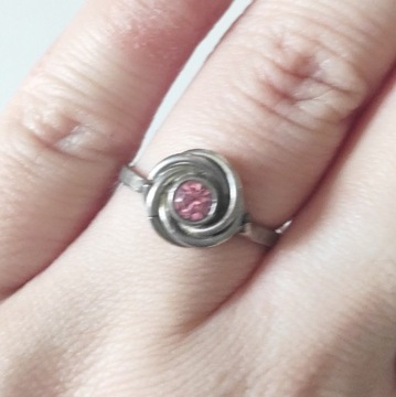 Delikatny pierścionek zdobiony cyrkonią  rozm. 17