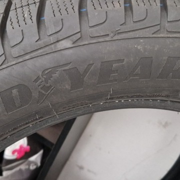 Komplet opon zimowych SUV Goodyear Winter 255/55R/