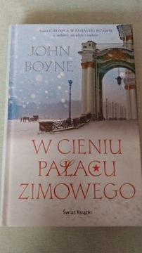 W cieniu pałacu zimowego