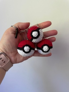 Szydełkowy breloczek pokeball