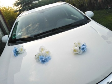 Dekoracja na samochód do ślubu niebieska hortensje