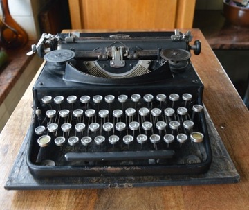 Stara maszyna do pisania Triumph