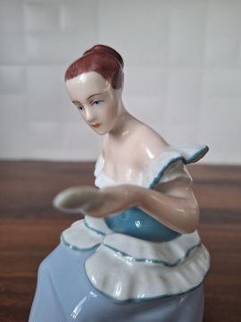 FIGURKA PORCELANA ROYAL DUX KOBIETA Z LUSTREM