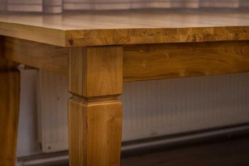 Stół do salonu z drewna 