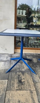Kwadratowy niebiesko biały stolik ogrodowy
