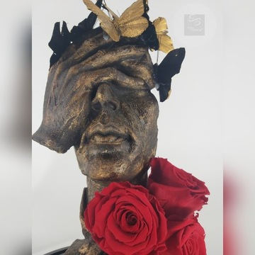Ekskluzywna rzeźba z wiecznymi różami 