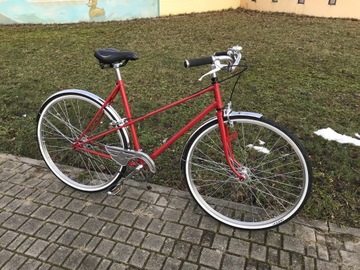 Czerwony rower miejski w stylu retro 