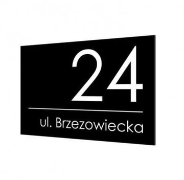 Tabliczka z numerem domu wyraźna i trwała