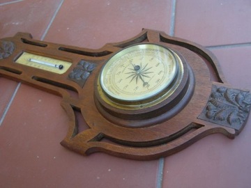 stary barometr z termometrem i rzeźbieniami