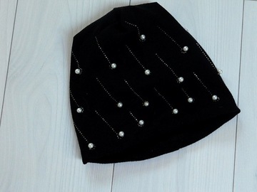 Czarna zimowa czapka z dżetami i perełkami