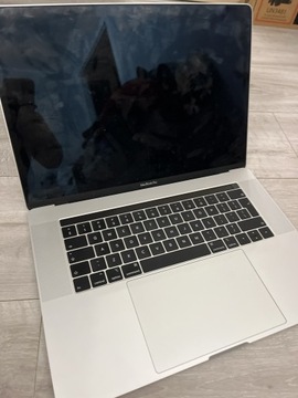 Sprzedam MacBook 15 pro 2018 