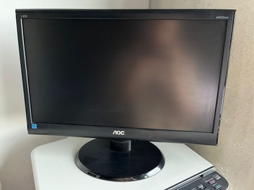 Monitor LED AOC e950Swn w zestawie z kablami