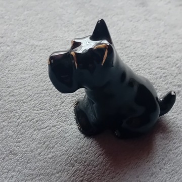 Porcelanowa figurka - czarny sznaucer