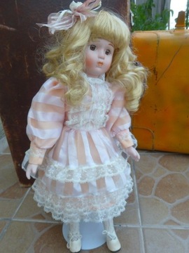  Porcelanowa lalka  blondynka 42 cm Heritage Mint