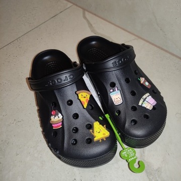 Klapki Crocs 39 czarne przypinki