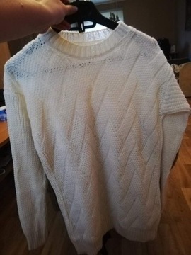 Biały swetr