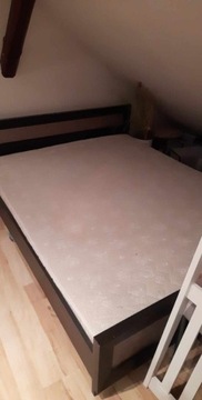 Łóżko z materacem i półką nocną 