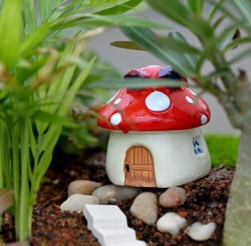 Czerwony mini domek do terrarium, lasu w szkle