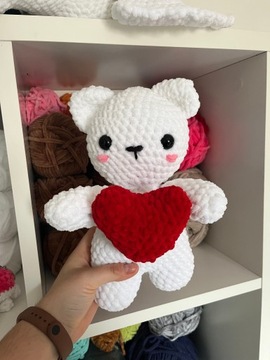 Miś walentynkowy serduszko na szydełku amigurumi