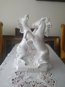 Piękna, biała porcelanowa figura koni