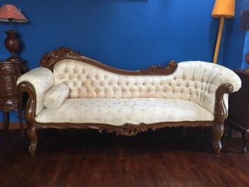 Piękna kremowa sofa z bogatymi rzeźbieniami w teku
