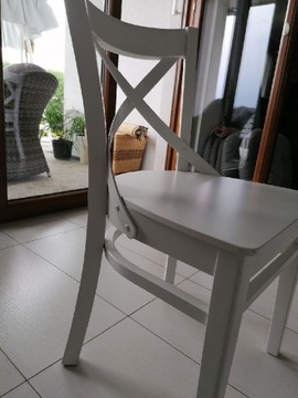 Stół drewniany, biały i 6 drewnianych krzeseł