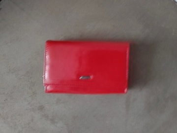 Czerwony portfel portmonetka