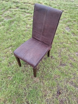 Piękne krzesło drewniane ze skórzanym obiciem