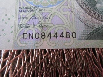 Banknot 100 zł z seryjnym numerem "lustrzanym"