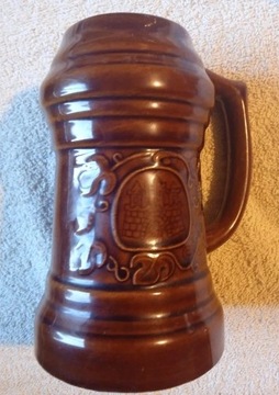 Ceramiczny szkliwiony kufel z herbem Bolesławca
